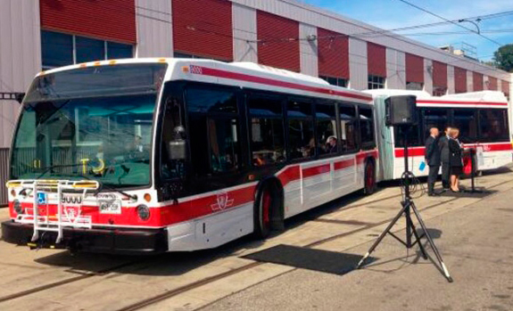 Um dos novos autocarros articulados da TTC é apresentado - 3 de outubro, 2013. (Natalie Johnson / CTV)