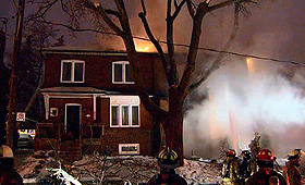 Os bombeiros de Toronto foram chamados para combater um incêndio numa casa na Elvina Gardens. (CityNews)