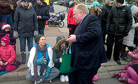 Rob Ford distribui bastões de doces, na Parada de Natal Etobicoke Lakeshore, em Toronto. (7 de dezembro de 2013. Twitter / @ TOMayorFord)