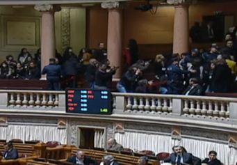 PROFESSORES EVACUADOS DAS GALERIAS DO PARLAMENTO