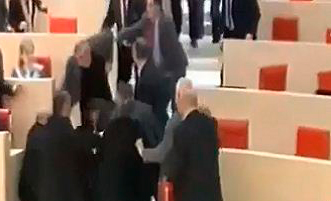 Agressões ocorreram depois de uma troca de insultos entre deputados de dois partidos