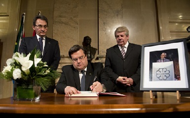 CODERRE, BERGERON E DORÉ APRESENTAM OS PÊSAMES À FAMÍLIA DE NELSON MANDELA