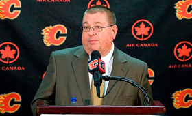 O diretor-geral dos Calgary Flames, Jay Feaster, fala à Imprensa. (The Canadian Press / Jeff McIntosh)