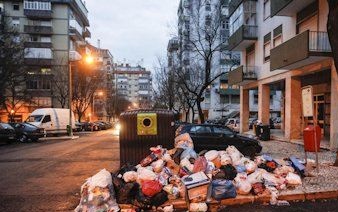 Lixo acumulado nas ruas de Lisboa (Foto de Sérgio Lemos)