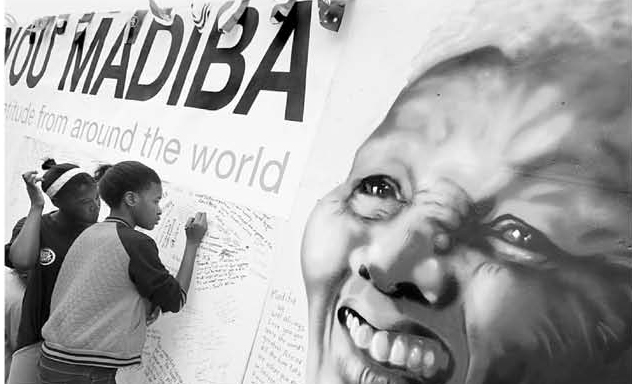 No Soweto, bairro de Joanesburgo onde Mandela viveu, todos prestam homenagem ao líder.