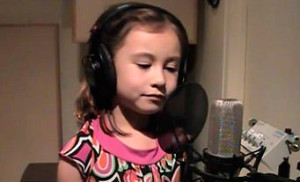 Rhema Marvanne canta a música ‘O Holy Night’, num vídeo que está a fazer sucesso na Internet