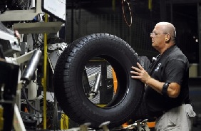 O Inspetor de pneus, Buddy Rice, na área de verificação de pneus, numa fábrica Michelin em Greenville, SC. THE CANADIAN PRESS/THE ASSOCIATED PRESS/Rainier Ehrhardt