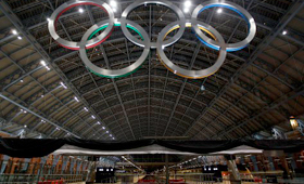 Uma vista da St. Pancras International Station e dos anéis olímpicos, antes dos Jogos Olímpicos de Londres 2012. (GETTY IMAGES / Paul Gilham)