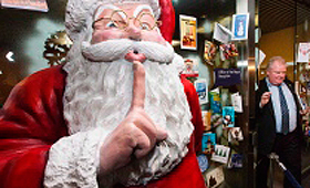 Rob Ford caminha perto de uma estátua gigante do Pai Natal, quando abandona a Câmara de Toronto - 13 de dezembro, 2013. (The Canadian Press / Mark Blinch)