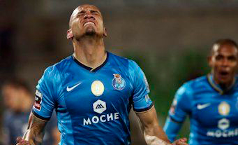 Maicon celebra golo