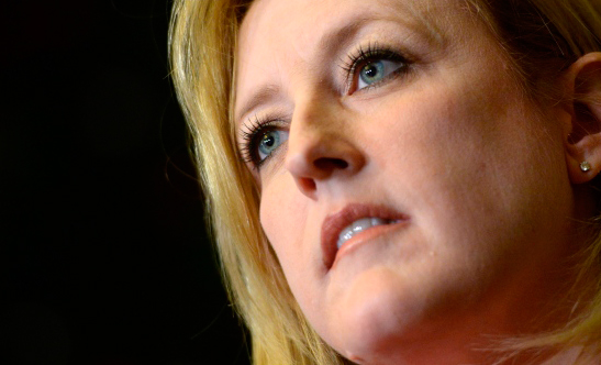 A ministra dos Transportes, Lisa Raitt, fala aos jornalistas, nesta foto de arquivo. THE CANADIAN PRESS/Sean Kilpatrick