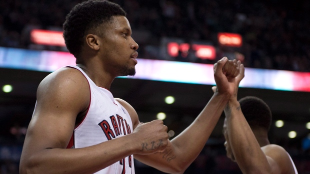 Rudy Gay (à esquerda) é felicitado pelo companheiro de equipa, DeMar DeRozan, durante um jogo da NBA. Foto de arquivo: (The Canadian Press/Frank Gunn)