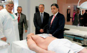 Médicos e enfermeiros contestam as medidas do ministro da Saúde, Paulo Macedo (à direita)