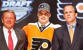 Scott Laughton, ao centro, com dois responsáveis dos Philadelphia Flyers, depois de ser escolhido no draft da NHL. (AP Photo / Keith Srakocic)