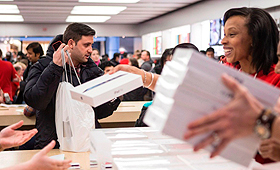Um dia de compras na loja da Apple, no Eaton Centre de Toronto. (The Canadian Press / Chris Young)