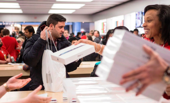 Um dia de compras na loja da Apple, no Eaton Centre de Toronto - 29 de novembro, 2013. (The Canadian Press / Chris Young)