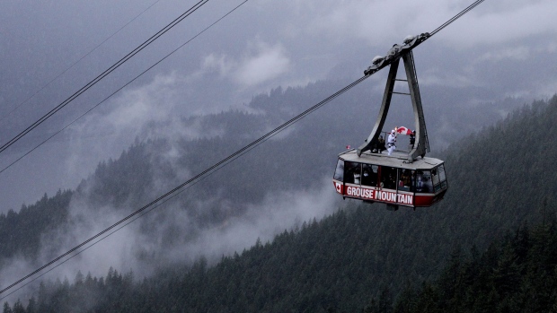 Um teleférico sobe a Grouse Mountain, na North Vancouver, BC. (Darryl Dyck / The Canadian Press)