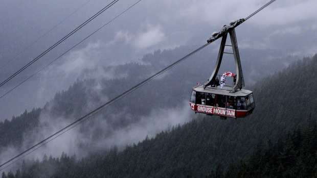 Um teleférico sobe a Grouse Mountain, na North Vancouver, BC. (Darryl Dyck / The Canadian Press)
