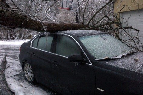 Uma árvore derrubada sobre um automóvel, em consequência da tempestade de gelo que afetou a área de Ajax, Ontário. 680NEWS/Anne Lavrih