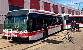 Um dos novos autocarros articulados da TTC é apresentado. (Natalie Johnson / CTV)