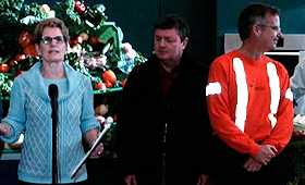Kathleen Wynne com Lorenzo Berardinetti, MPP de Scarborough Southwest e o CEO da Toronto Hydro, Anthony Haines, 30 de dezembro de (2013. CYNTHIA MULLIGAN/CityNews)