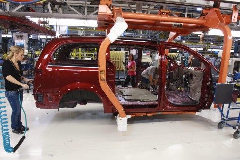 Um funcionário da linha de produção, na fábrica de montagem da Chrysler, em Windsor, trabalha num dos novos monovolumes - 18 de janeiro de 2011. THE CANADIAN PRESS/Geoff Robins