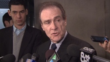 O vice-presidente Norm Kelly fala aos repórteres na Câmara Municipal