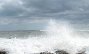 ALERTA VERMELHO NOS AÇORES: ONDAS PODEM CHEGAR AOS 25 METROS