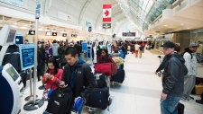 Atrasos e cancelamentos de voos, devido ao frio extremo, no Aeroporto Internacional Pearson, em Toronto - 7 de janeiro de 2014. (Aaron Vincent Elkaim/The Canadian Press)