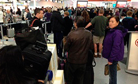 Uma fila enorme dentro do Aeroporto Internacional Pearson, no sábado. A falha informática resultou em atrasos de check-in no aeroporto. (Jackie Crandles/CP24.com)