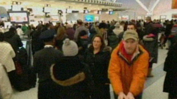 Uma fila grande dentro do Aeroporto Internacional Pearson, no sábado. A falha de computador resultou em atrasos de check-in no aeroporto