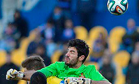 Veloso não afastou a bola e permitiu o golo dos canarinhos. (Pedro Simões)