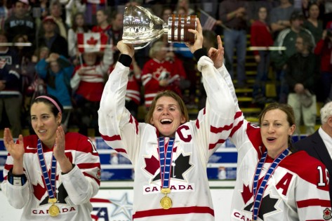 Hayley Wickenheiser e jogadoras da Team Canada festejam o ouro no mundial de hóquei feminino. Foto de arquivo: THE CANADIAN PRESS/Paul Chiasson Hayley Wickenheiser e jogadoras da Team Canada festejam o ouro no mundial de hóquei feminino. Foto de arquivo: THE CANADIAN PRESS/Paul Chiasson