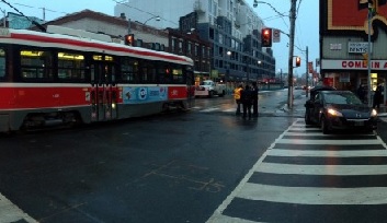 A polícia investiga um acidente envolvendo um elétrico da TTC em Toronto, em 18 de janeiro de 2014. CityNews / Stephen Dagg