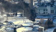 Uma coluna de fumo preto é visível numa estação de tratamento de água, em Pickering - 21 de janeiro, 2014