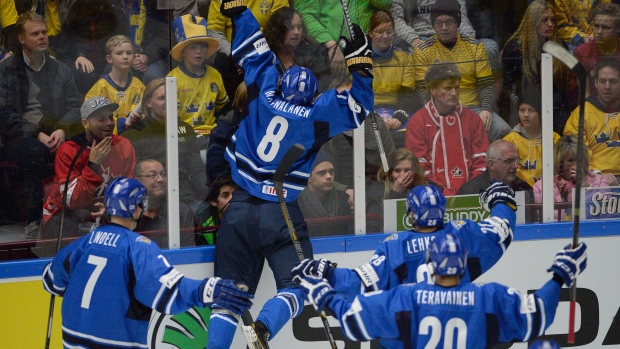 Saku Maenalanen (Finlândia) comemora um golo final do Campeonato Mundial de Juniores de Hóquei (no gelo) IIHF, em Malmo, na Suécia - 5 de janeiro, 2014. (The Canadian Press / Frank Gunn) Saku Maenalanen (Finlândia) comemora um golo final do Campeonato Mundial de Juniores de Hóquei (no gelo) IIHF, em Malmo, na Suécia - 5 de janeiro, 2014. (The Canadian Press / Frank Gunn)