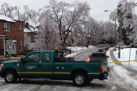 Na Hanna Road, em Leaside, uma carrinha da Toronto Hydro repara fios derrubados, cobertos pelo gelo. Foto de arquivo. CITYNEWS