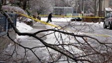 Um homem limpa na Eldon Avenue, em Scarborough, após a tempestade de gelo. (The Canadian Press/Galit Rodan)