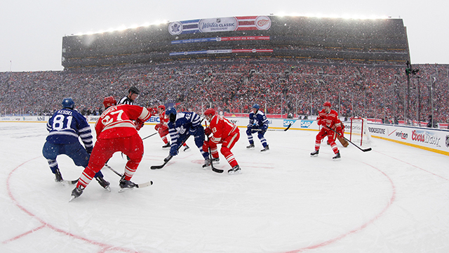 Um momento do jogo entre os Toronto Maple Leafs e os Detroit Red Wings, perante uma multidão recorde de 105.491 espetadores. (Paul Sancya/AP)