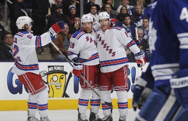 Jogadores dos New York Rangers comemoram um golo, no jogo NHL contra os Toronto Maple Leafs, no Air Canada Centre em Toronto, Ontário, Canadá. (Foto por Graig Abel / NHLI via Getty Images)