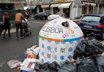 O lixo espalhado pelo chão em Lisboa já está a provocar mau cheiro (Foto de João Miguel Rodrigues)