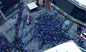 Fãs dos Toronto Maple Leafs, reunidos na Maple Leaf Square, durante um jogo dos playoffs. (Foto cedida por um ouvinte da 680News)