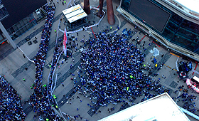 Fãs dos Toronto Maple Leafs, reunidos na Maple Leaf Square, durante um jogo dos playoffs. (Foto cedida por um ouvinte da 680News)