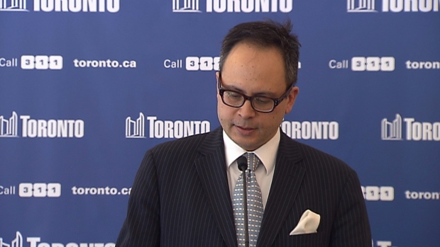 O vereador Denzil Minnan-Wong fala com os repórteres na Câmara Municipal
