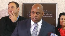 O chefe da polícia de Hallandale Beach, Dwayne Flournoy, fala aos jornalistas sobre a investigação do assassinato de Rochelle Wise e David Pichosky