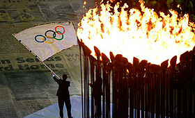 O presidente do Rio de Janeiro, Eduardo Paes, agita a bandeira olímpica, durante a cerimónia de encerramento, no Estádio Olímpico, em Londres, em 12 de agosto de 2012. (GETTY IMAGES/Michael Regan)