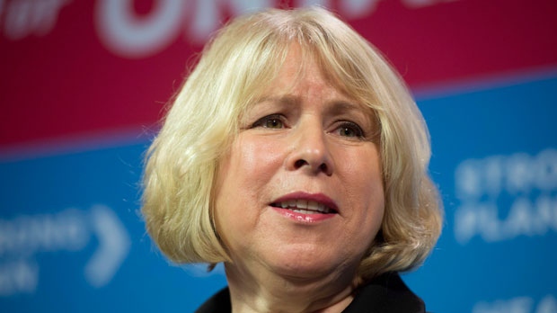 Nesta foto de arquivo, a ministra da Saúde do Ontário, Deb Matthews, fala durante uma conferência de imprensa, em Toronto. THE CANADIAN PRESS/Frank Gunn