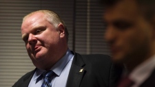 Rob Ford fala com os assessores. (The Canadian Press / Chris Young)