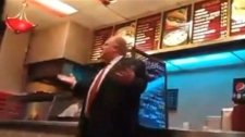 Imagem de um vídeo do YouTube a mostrar o presidente de Toronto, Rob Ford, no restaurante Steak Queen, na Rexdale Boulevard