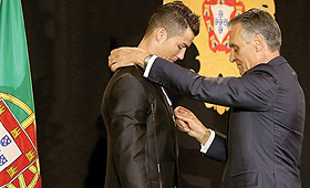 A mãe do jogador viajou de Madrid mas ficou no hotel a tomar conta do pequeno Cristianinho. (Direitos Reservados)